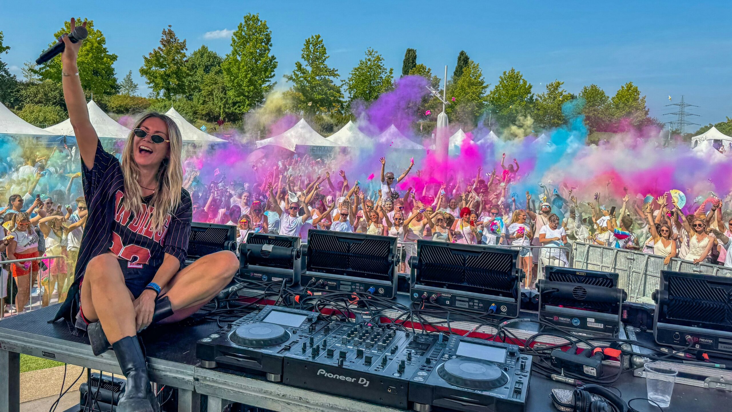 Farbrausch am Rhein: Holi-Festival verwandelt Leverkusen in ein Meer aus Beats und Farben