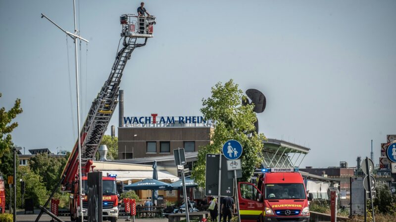 In Köln ins Wasser gestiegen: Feuerwehr Leverkusen sucht erneut vermisste Person im Rhein