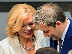 „Habe einige Fragen“: Klingbeil zeigt sich „irritiert“ von Klöckner