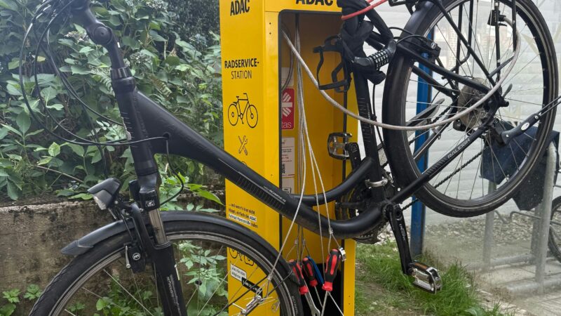 Am Rathaus: ADAC Nordrhein weiht neue Radservicestation in Leichlingen ein