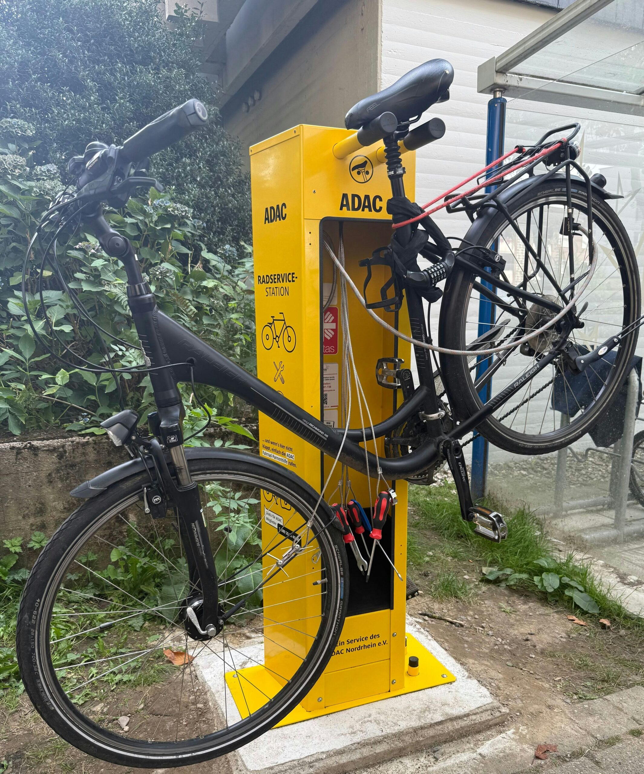 Am Rathaus: ADAC Nordrhein weiht neue Radservicestation in Leichlingen ein