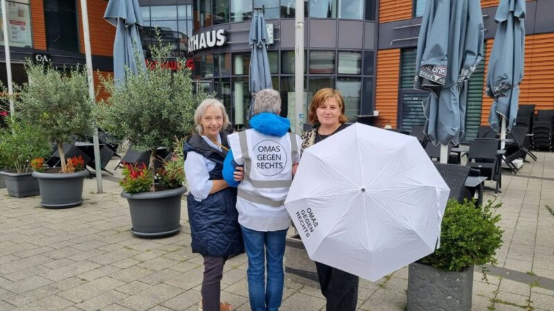 Omas gegen Rechts: Engagierte Frauen in Leverkusen zeigen Haltung