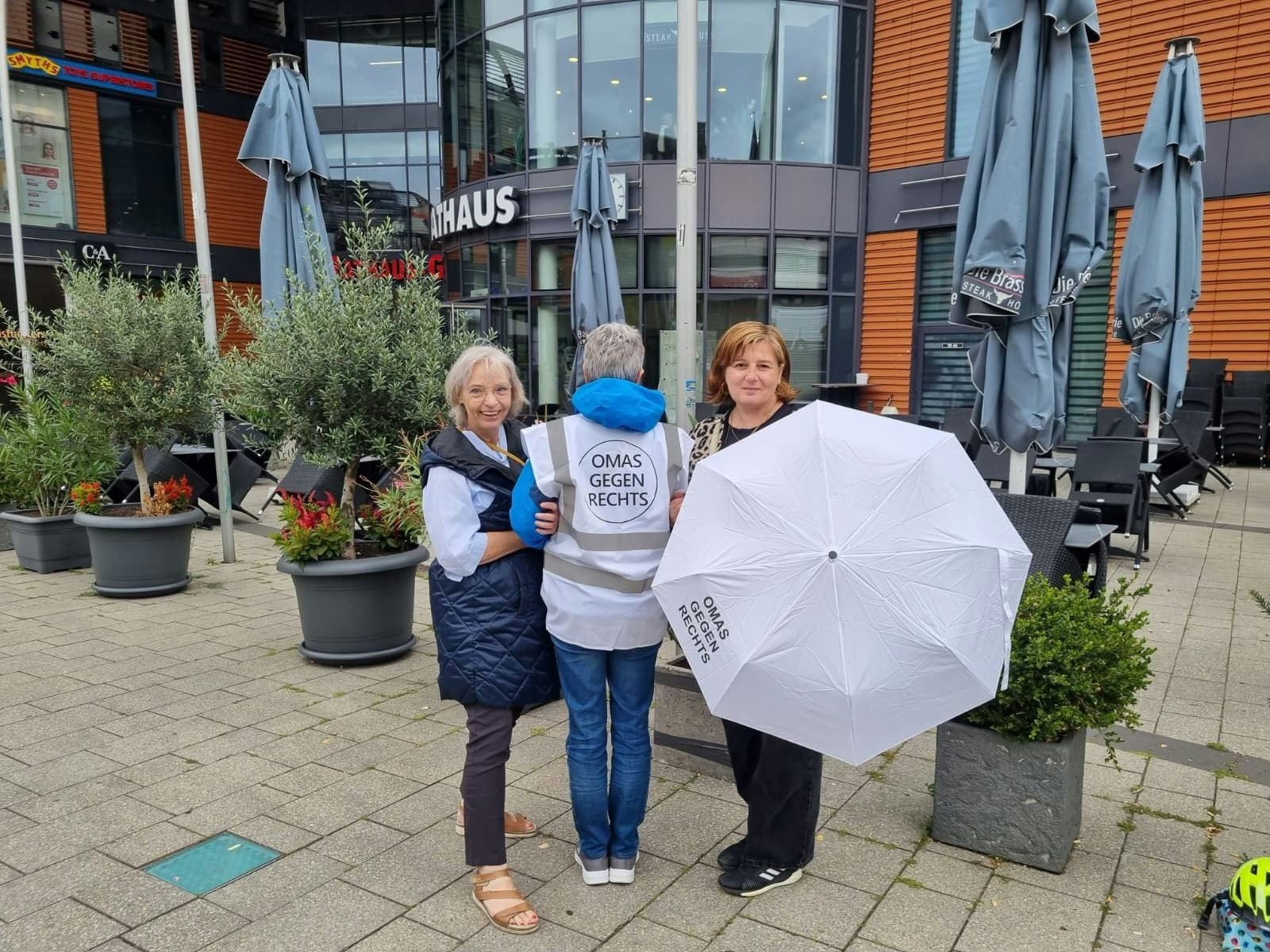 Omas gegen Rechts: Engagierte Frauen in Leverkusen zeigen Haltung