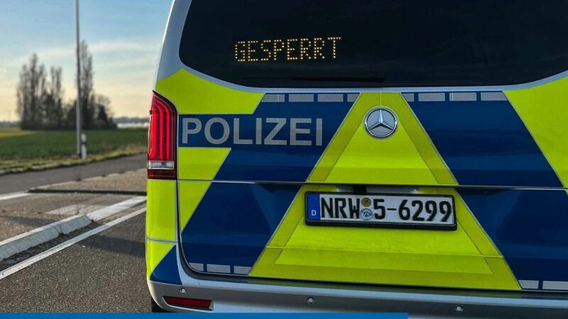21-Jähriger verletzt: Leverkusener Autofahrer bremst Rennradler aus – Führerschein beschlagnahmt