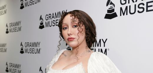 Noah Cyrus will von den Gerüchten um ihre berühmte Familie nichts wissen