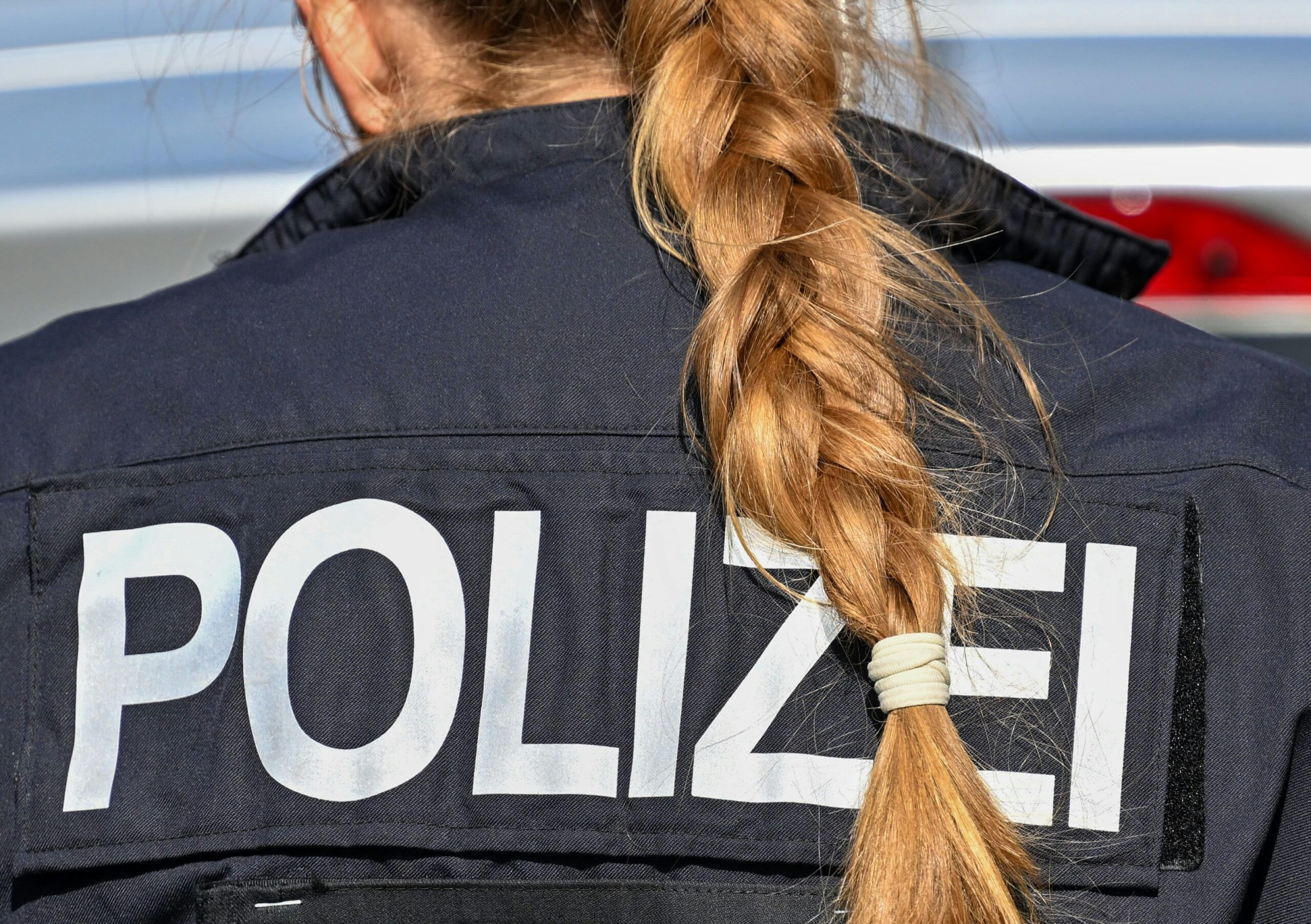 Dreister Raub in Küppersteg: Räuberin soll Frau goldenen Ring vom Finger gerissen haben