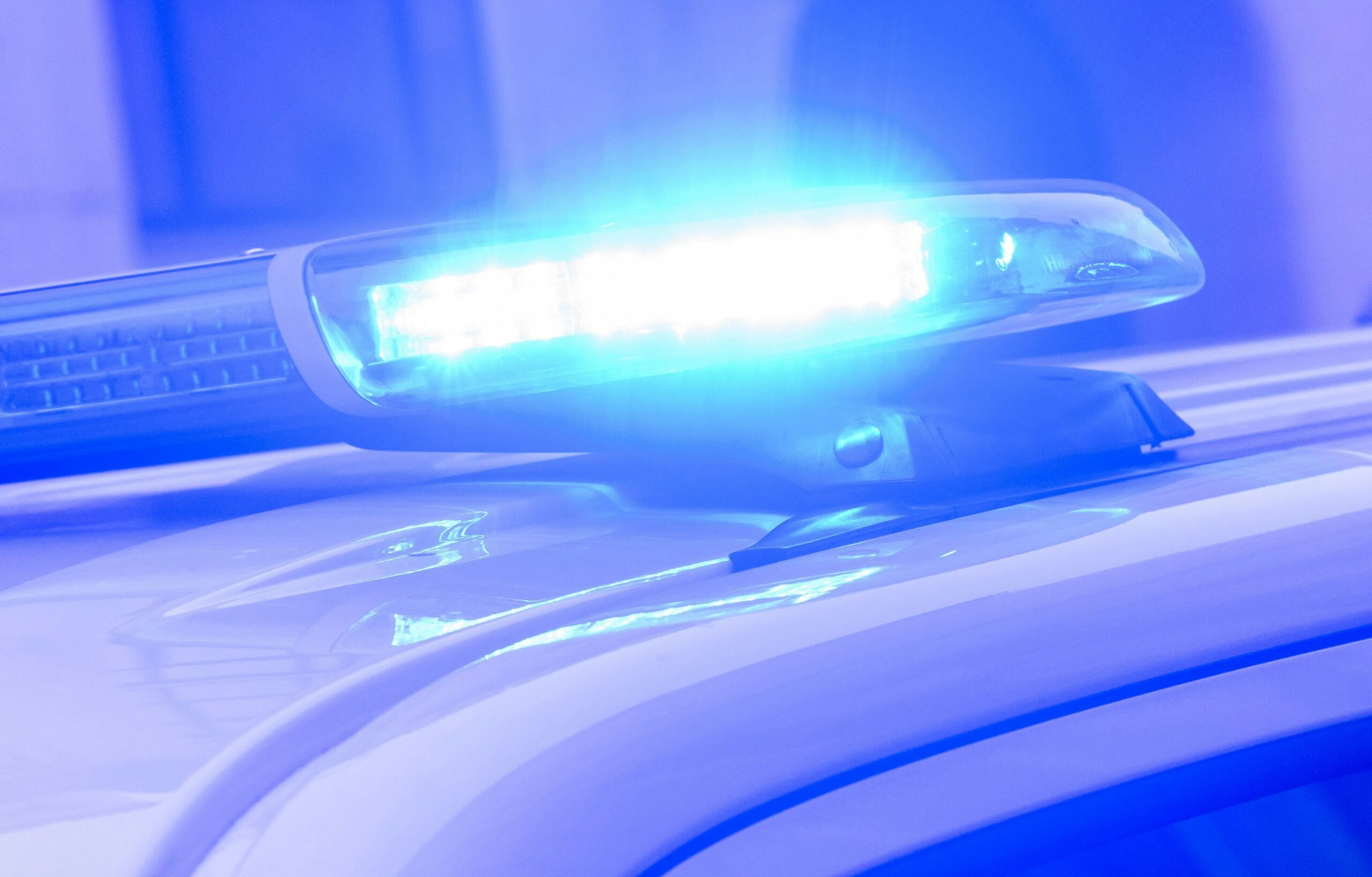 Diebstahl Seitenscheibe von Lastwagen mit Stein eingeschlagen