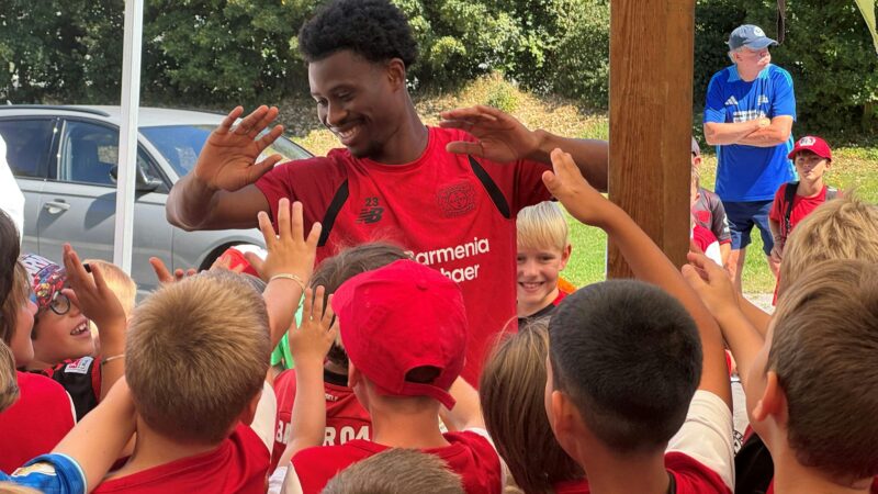 Fußballschule Birkenberg: Kinder begeistert über Besuch von Bayer-04-Star Nathan Tella