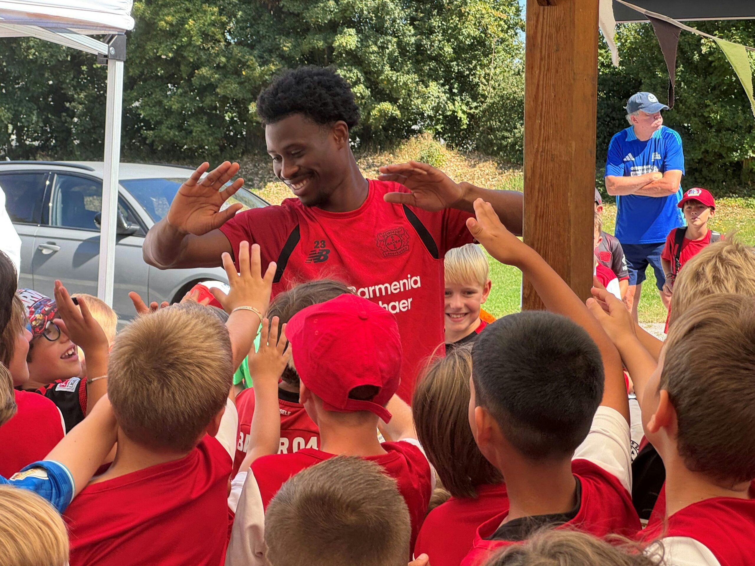 Fußballschule Birkenberg: Kinder begeistert über Besuch von Bayer-04-Star Nathan Tella