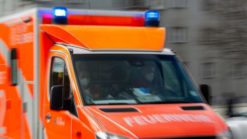 Unfall: Junger Motorradfahrer aus Leverkusen stürzt in Kump