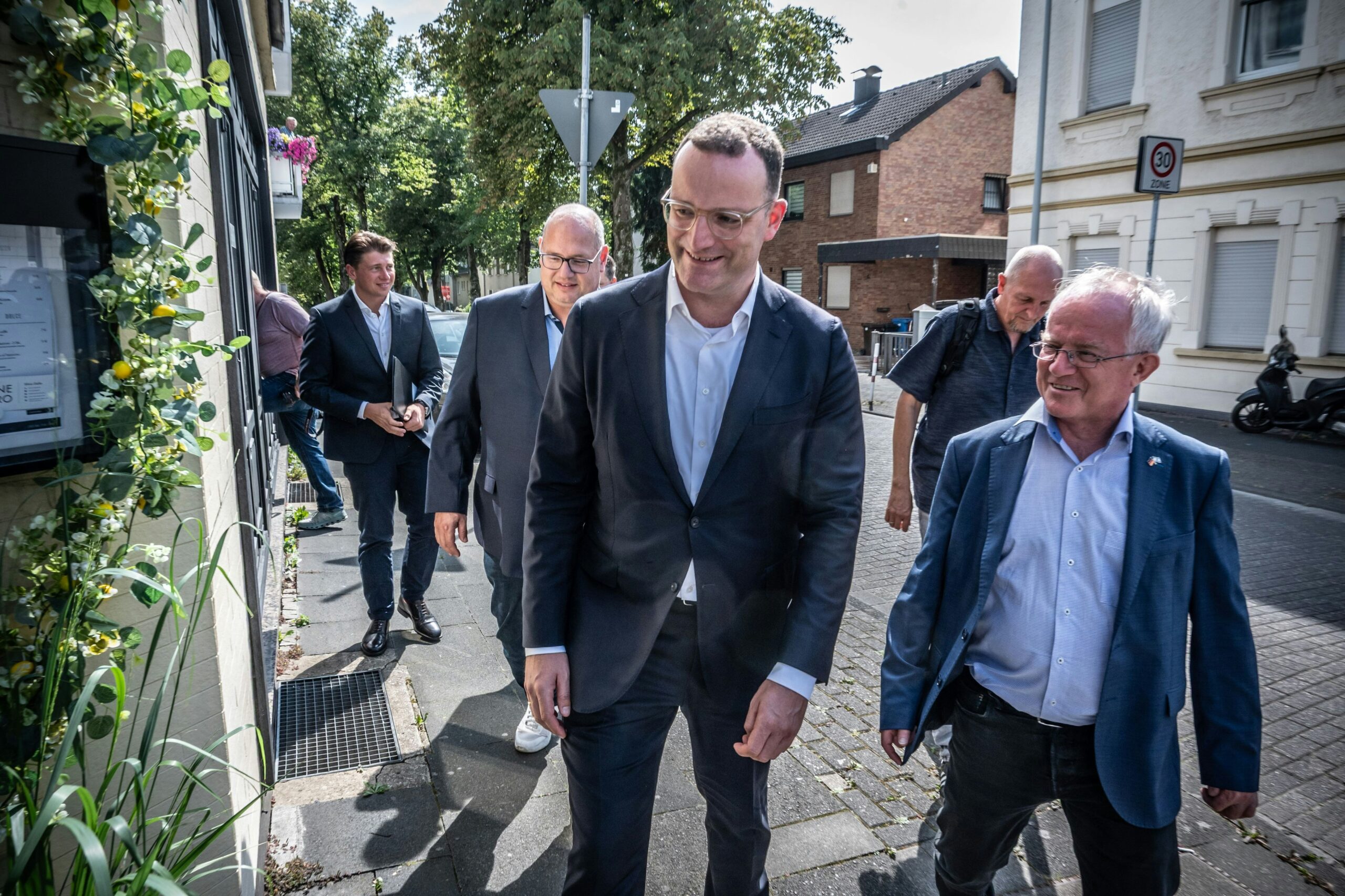 Prominenter Gast in Lützenkirchen: Jens Spahn gibt Leverkusener CDU Wahlkampfhilfe