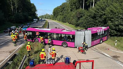Unfall auf dem Weg nach Hamburg: Schienenersatzverkehr-Bus schleudert über die A24