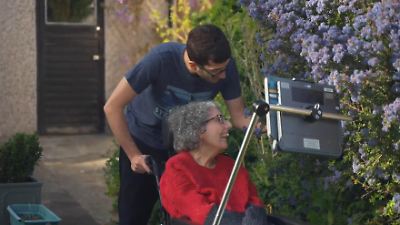 London: Dank altem VHS-Video! Sarah (59) bekommt nach 25 Jahren endlich ihre Stimme zurück