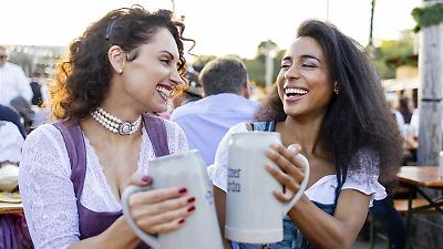 Dirndl tragen Frauen dieses Jahr in dieser unerwarteten Farbe