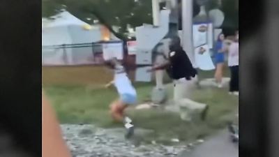 USA: Gewalttätige Festnahme! Polizist zieht Mädchen brutal an den Haaren