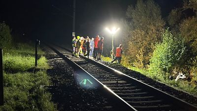 Manching (Bayern): Zug rauscht an unbeschranktem Bahnübergang in Auto – zwei Männer (23) sind auf der Stelle tot