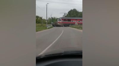 Russland: Zug rast in Lkw – Fahrzeug bleibt auf Bahnübergang stehen