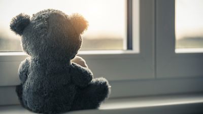 Trier: Mann schenkt Mädchen ein Plüschtier im Bus – doch darin ist ein GPS-Tracker!