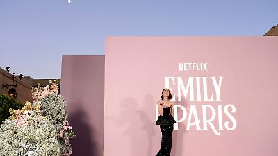 Venedig: Herzinfarkt bei „Emily in Paris” – Abbruch der Dreharbeiten