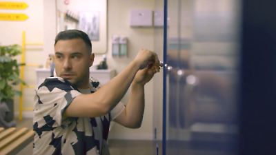 „Unter uns”-Wochenvorschau ab 25.08.25: Easy macht sich an einem fremden Spind zu schaffen