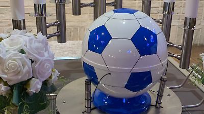 Ulli Potofski (†73): Tränen und ein Fußball bei Beerdigung von beliebtem RTL-Sportreporter