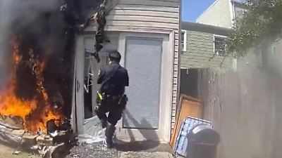 New York (USA): Mann und Hund in Feuer-Hölle gefangen! Polizisten riskieren ihr Leben