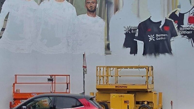 Bayer 04 Leverkusen: Stadt lässt unfertiges Großplakat wieder abbauen