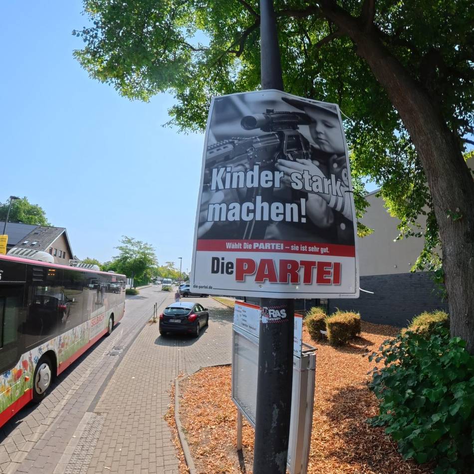 Kommunalwahl 2025 in Leverkusen: Hitdorfer kritisiert Parteiwerbung mit Kind und Gewehr vor Kita