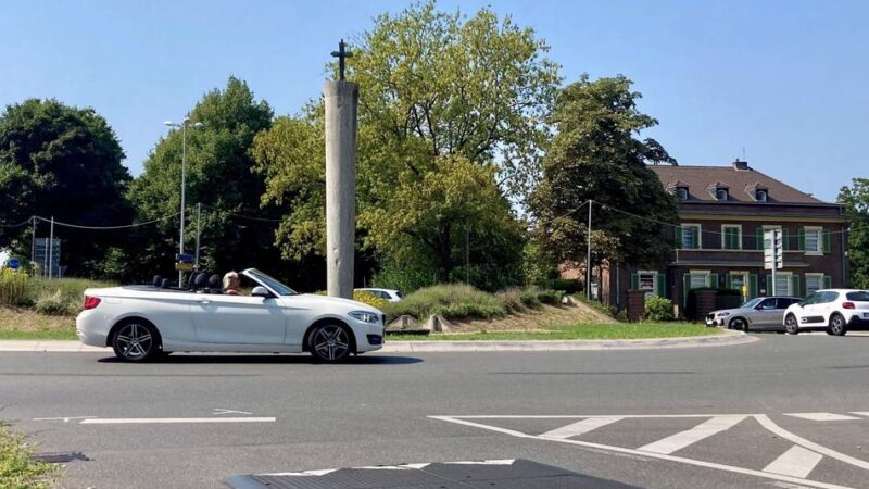 Kurz nach Montage in Leverkusen schon locker: TBL montieren Bremsschwelle am Kreisel Berliner Platz ab