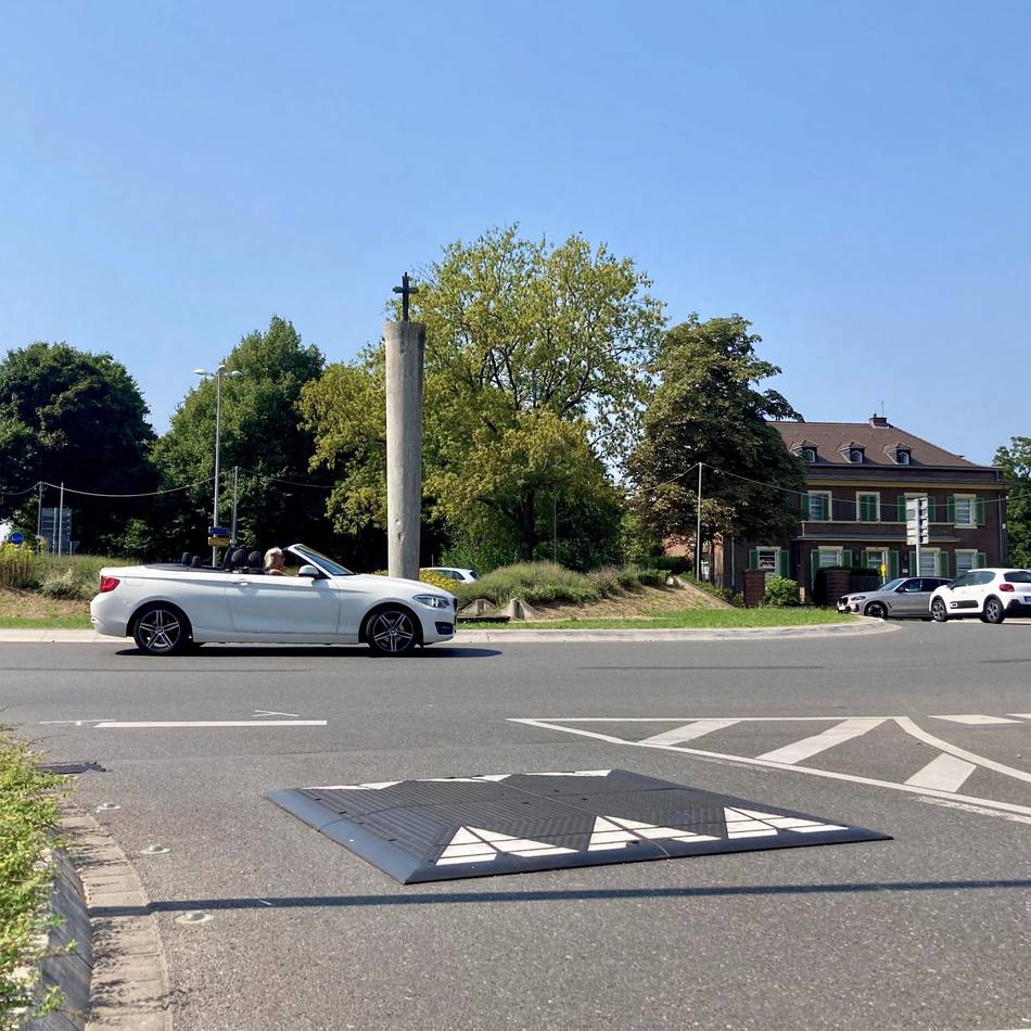 Kurz nach Montage in Leverkusen schon locker: TBL montieren Bremsschwelle am Kreisel Berliner Platz ab