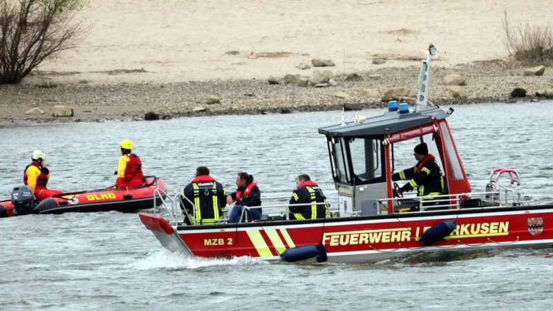 Leverkusener Feuerwehr sucht ergebnislos Wasser und Ufer ab: Erneuter Rettungseinsatz auf dem Rhein beendet