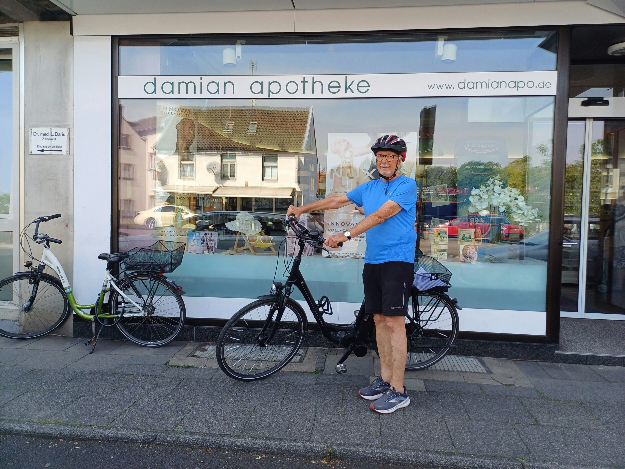 Hoher Bordstein: Radfahrer prallt in Manfort gegen Apothekenfenster