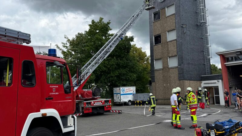Feuerwehr Schlebusch: Explosion und Modenschau bei Leverkusener Feuerwehrfest