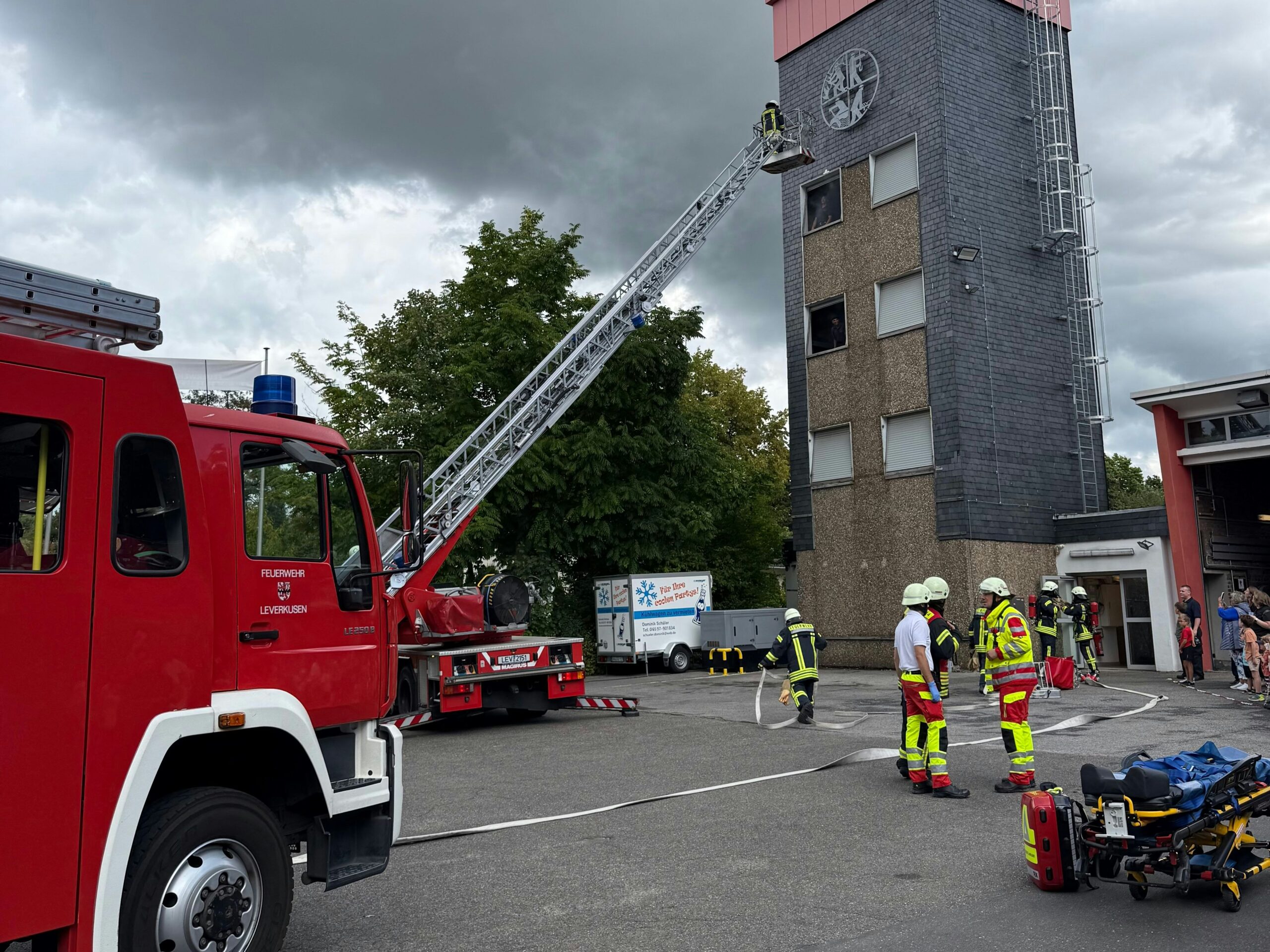 Feuerwehr Schlebusch: Explosion und Modenschau bei Leverkusener Feuerwehrfest