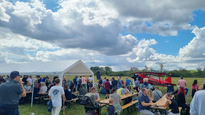 Flugplatzfest: Leverkusener Luftsportclub lockt Tausende Flugzeugfans auf den Kurtekotten