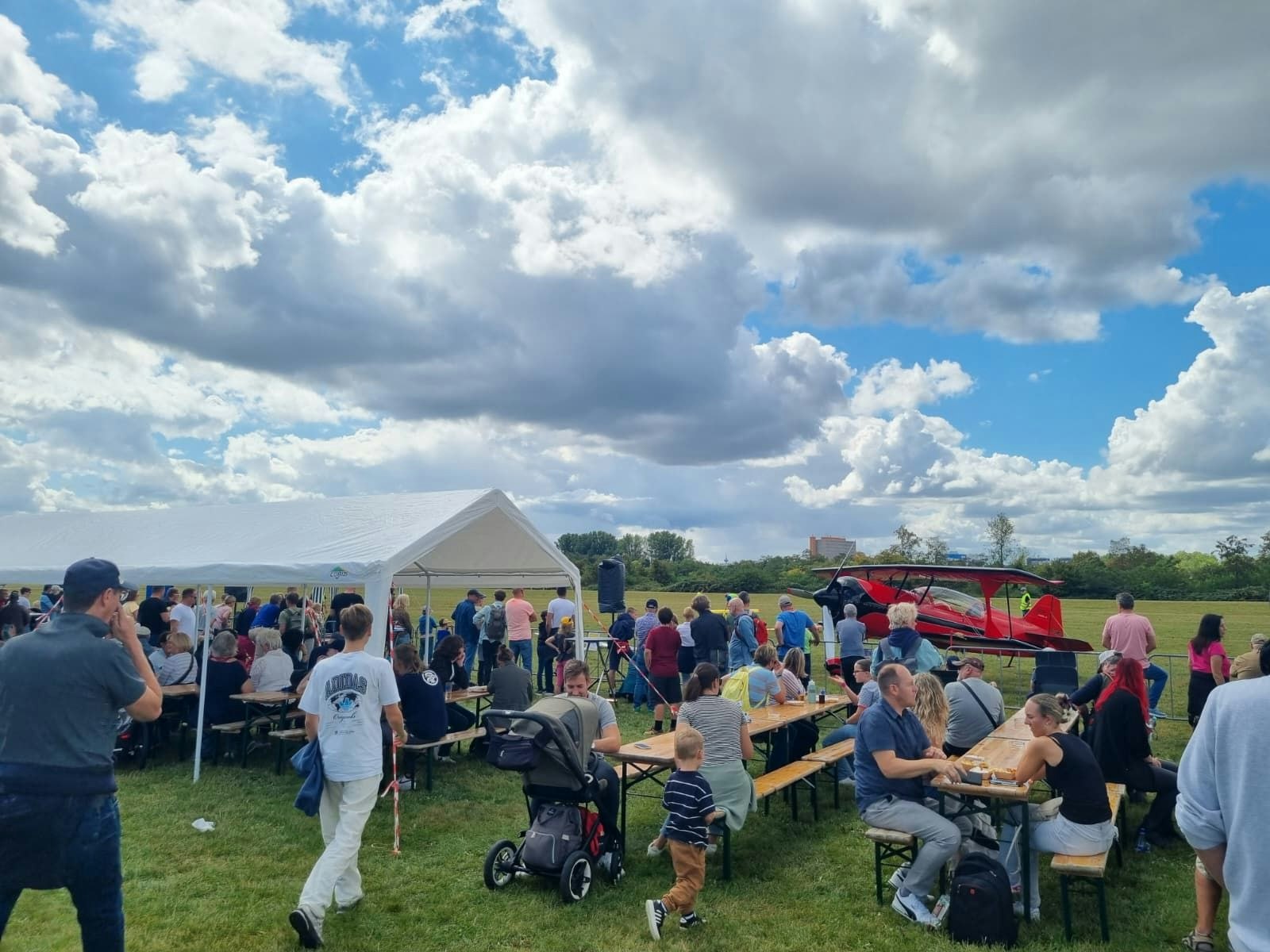 Flugplatzfest: Leverkusener Luftsportclub lockt Tausende Flugzeugfans auf den Kurtekotten