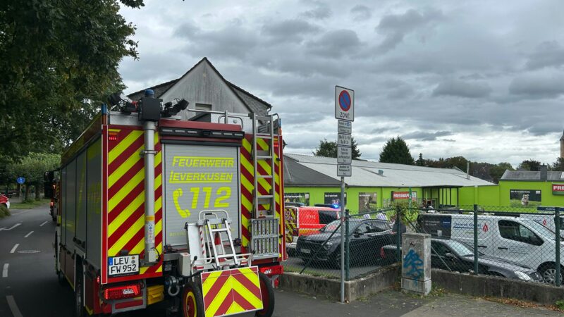 Fressnapf-Filiale: Deckenteile stürzen in Opladen herab und verletzen zwei Personen