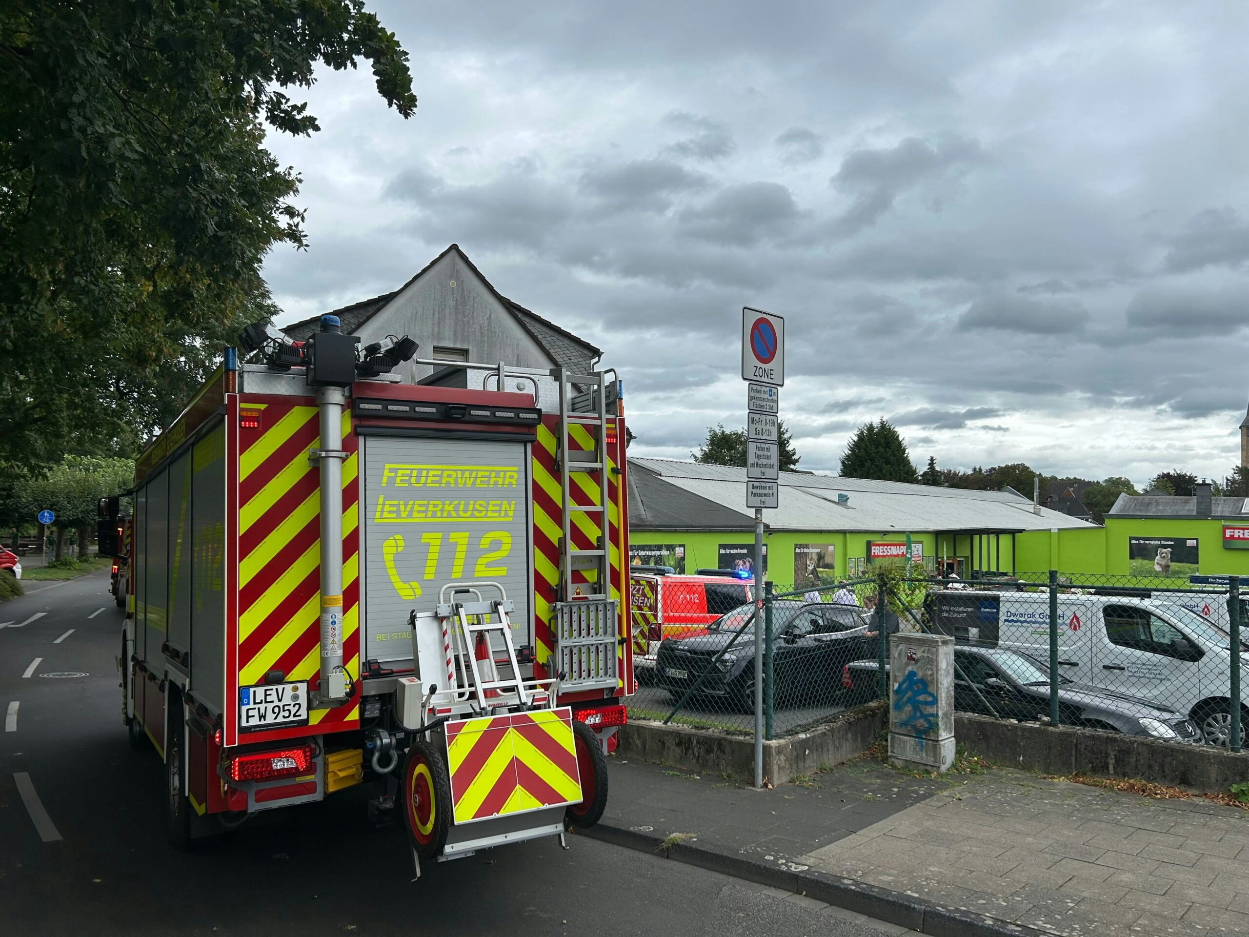 Fressnapf-Filiale: Deckenteile stürzen in Opladen herab und verletzen zwei Personen