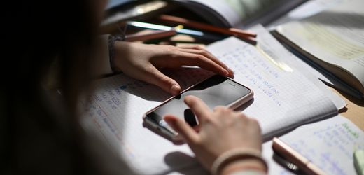 Digitale Schulen: Es braucht eine KI-Pflicht statt eines Handyverbots an Schulen
