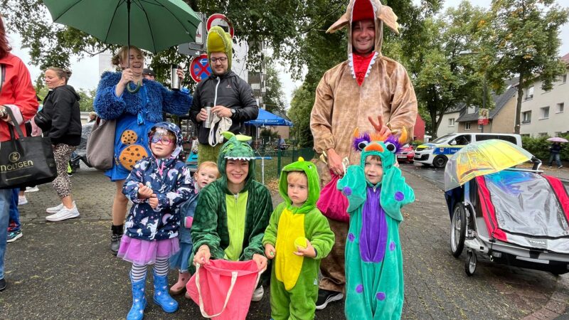 Kirmes und Umzug: In Bürrig regnet es Tropfen und Kamelle