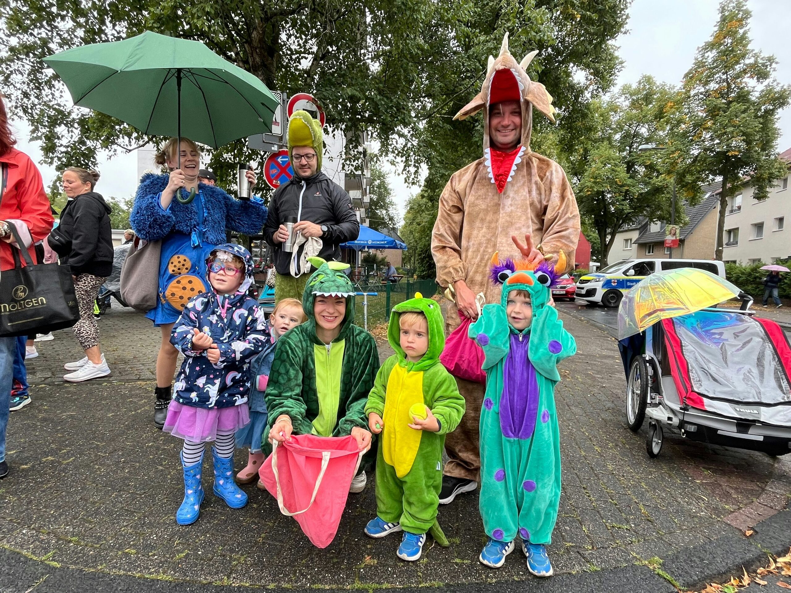 Kirmes und Umzug: In Bürrig regnet es Tropfen und Kamelle