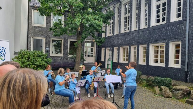 „Belebt die Stadt“: Burscheider Kunst im Schaufenster wächst mit zusätzlichen Geschäften