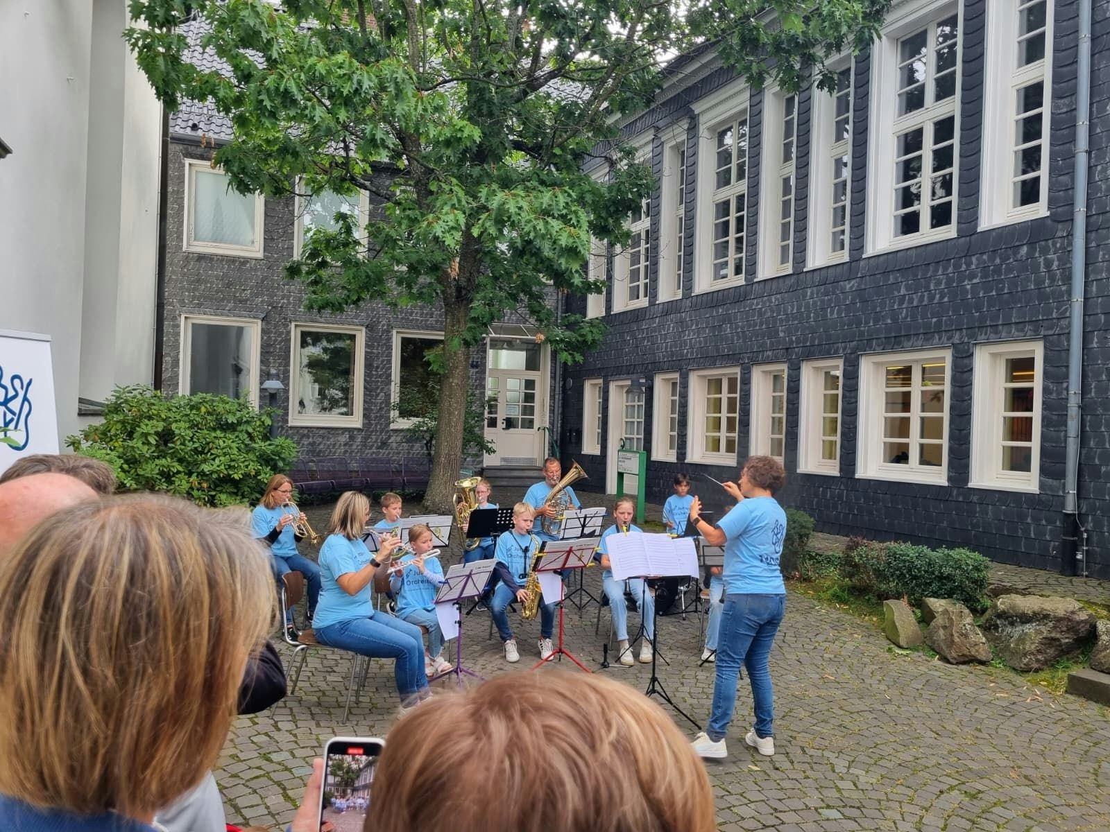 „Belebt die Stadt“: Burscheider Kunst im Schaufenster wächst mit zusätzlichen Geschäften
