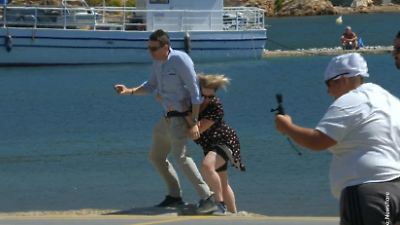 Sturzgefahr an griechischem Foto-Spot! Druck der Flugzeug-Turbinen haut Touris um – weil sie ein Foto wollen