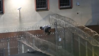 Waldhof (Sachsen): Gefängnisausbruch endet schmerzhaft! Häftling bleibt in Stacheldrahtzaun hängen