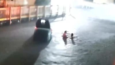 USA: Autofahrer versinkt in Wassermassen – Anwohner riskieren für ihn ihr eigenes Leben!