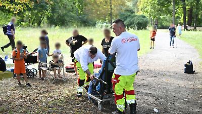 Berlin: Auto fährt in Menschengruppe – und verletzt mehrere Kinder! Stand der Fahrer unter Drogen?