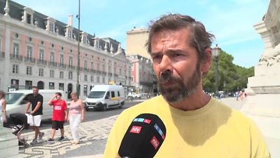 Standseilbahn-Unglück in Lissabon: Ersthelfer Antonio kümmert sich um weinendes Kind (3)