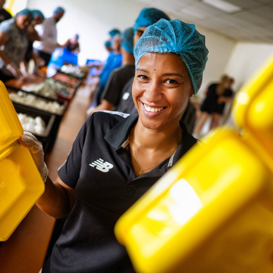 Packaktion in Leverkusen: Ein gesundes Frühstück für 2016 i-Dötze