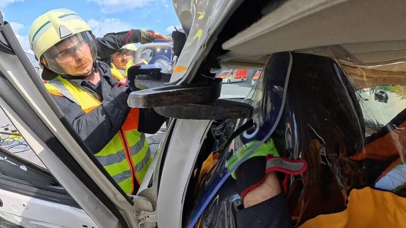 Leverkusener Einsatzkräfte trainieren Ernstfall: So rettet die Feuerwehr einen eingeklemmten Fahrer